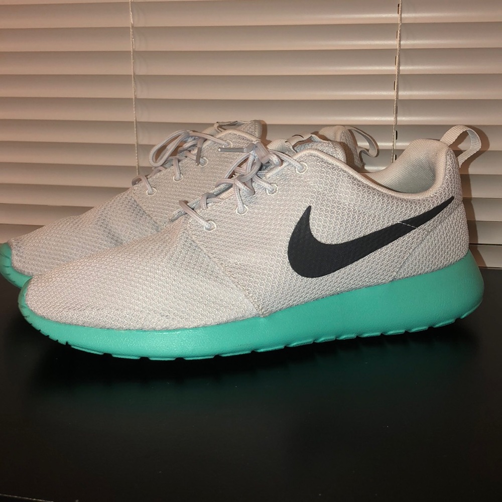 Men’s Roshe One “Calypso” size 10